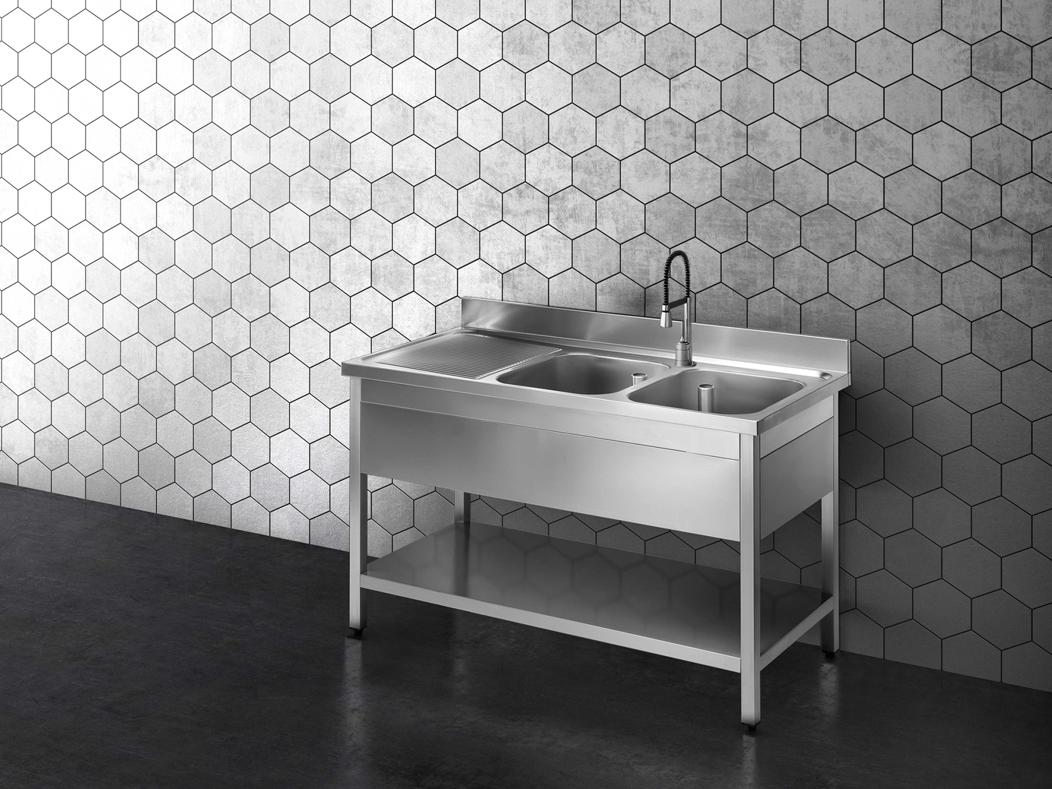  Tables, cabinets and sinks in stainless steel